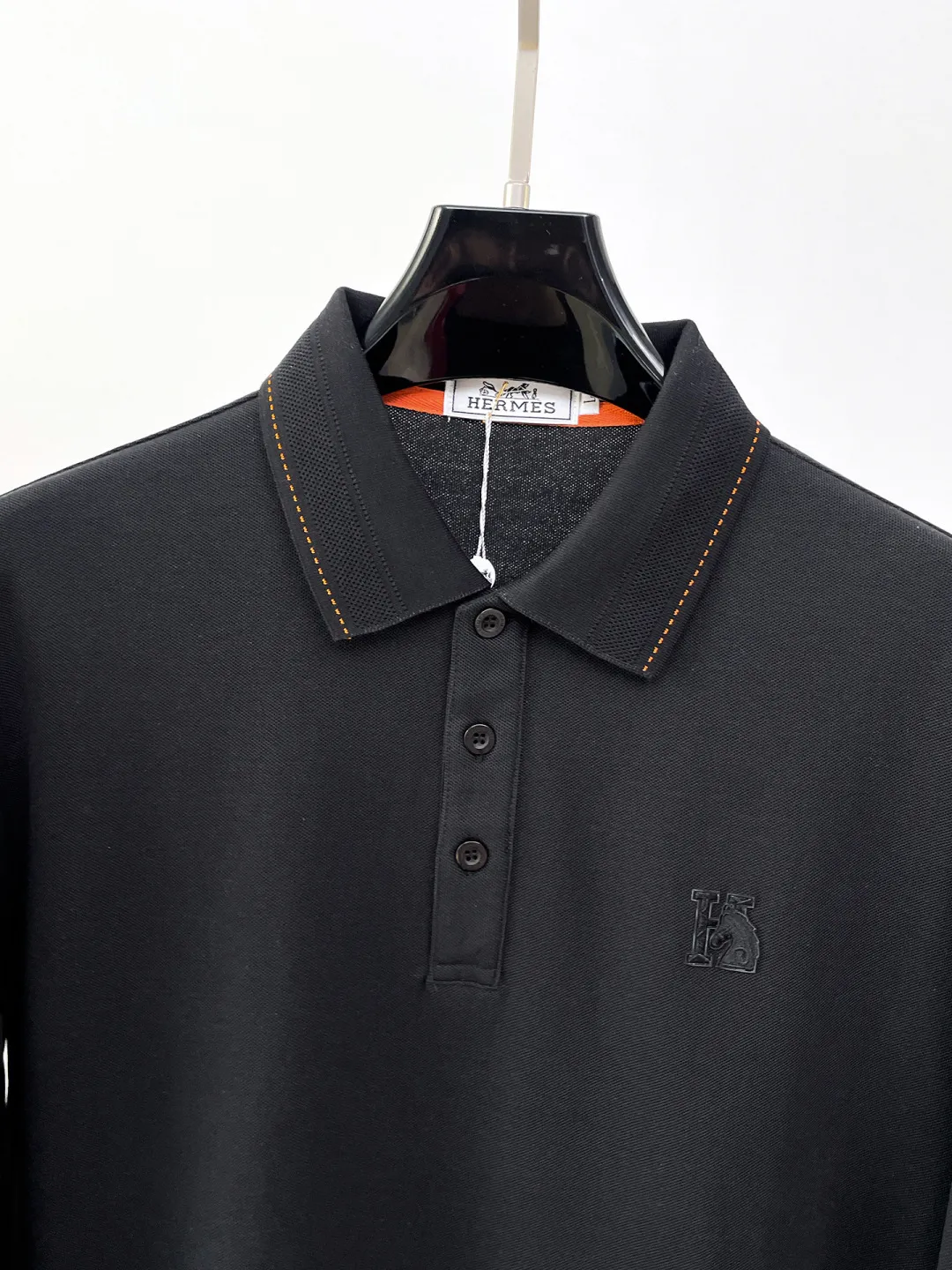Hermès New Arrival long-sleeved Polo shirt, original fabric, official Same Style, made of 260g pure cotton pique fabric, custom-made in the same vat, feels very comfortable and smooth, very wide and stylish, produced by a first-line brand factory, imported Behringer embroidery machine, embroidery is full and textured, collar and collar ribs are woven with imported yarn, does not deform after long-term wear, the most New Arrival style in autumn and winter, fashionable and individual, super Versatile and good-looking Very suitable for both men and women. A must-have item for everyone. Size: M-XXXL